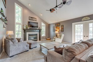 TV, fireplace - Spacious Family Home Near Lake of the Ozarks! (Camdenton)