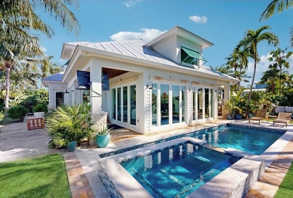 Una piscina al aire libre, una piscina climatizada