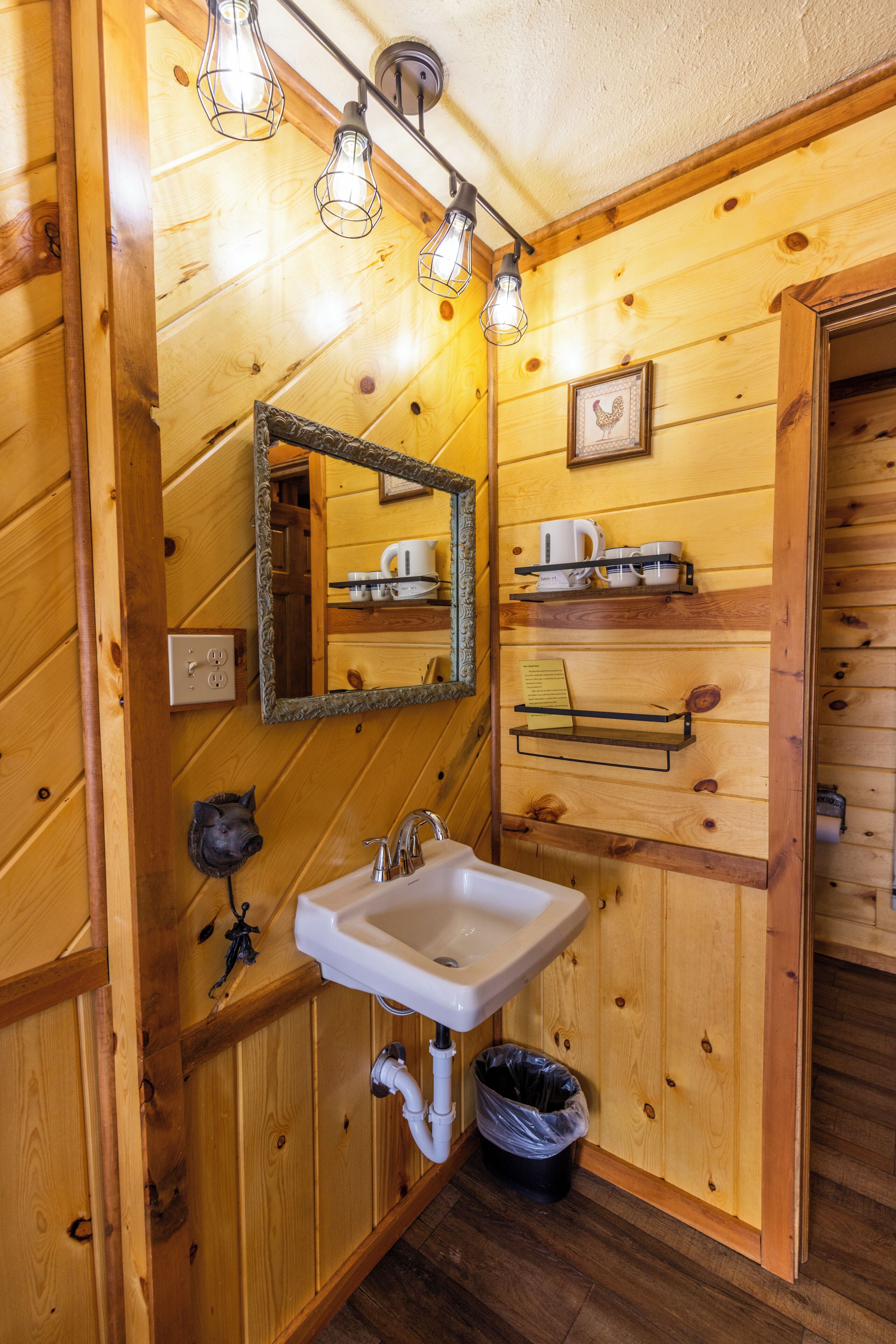 Basic Cabin | Bathroom