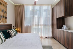 Tabla de planchar con plancha, wifi, ropa de cama