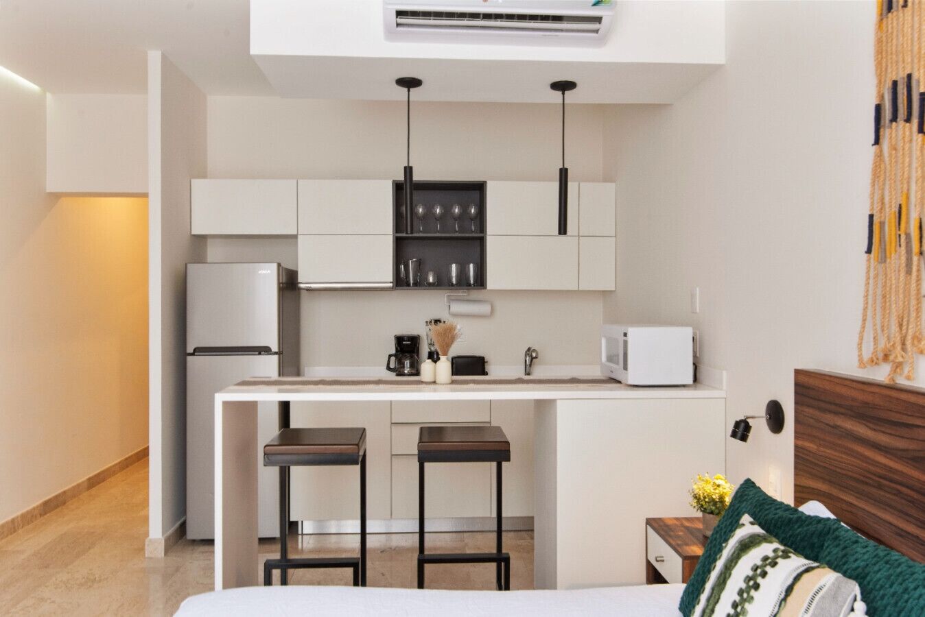 Kühlschrank, Mikrowelle, Wasserkocher mit Kaffee-/Teezubehör