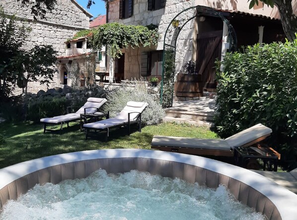 Bain à remous extérieur