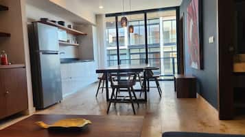 Kühlschrank, Mikrowelle, Wasserkocher mit Kaffee-/Teezubehör