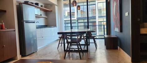 Een koelkast, een microgolfoven, een koffiezetapparaat/waterkoker