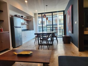 Kühlschrank, Mikrowelle, Wasserkocher mit Kaffee-/Teezubehör