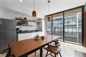 Frigorífico, microondas, cafetera o tetera y utensilios de cocina