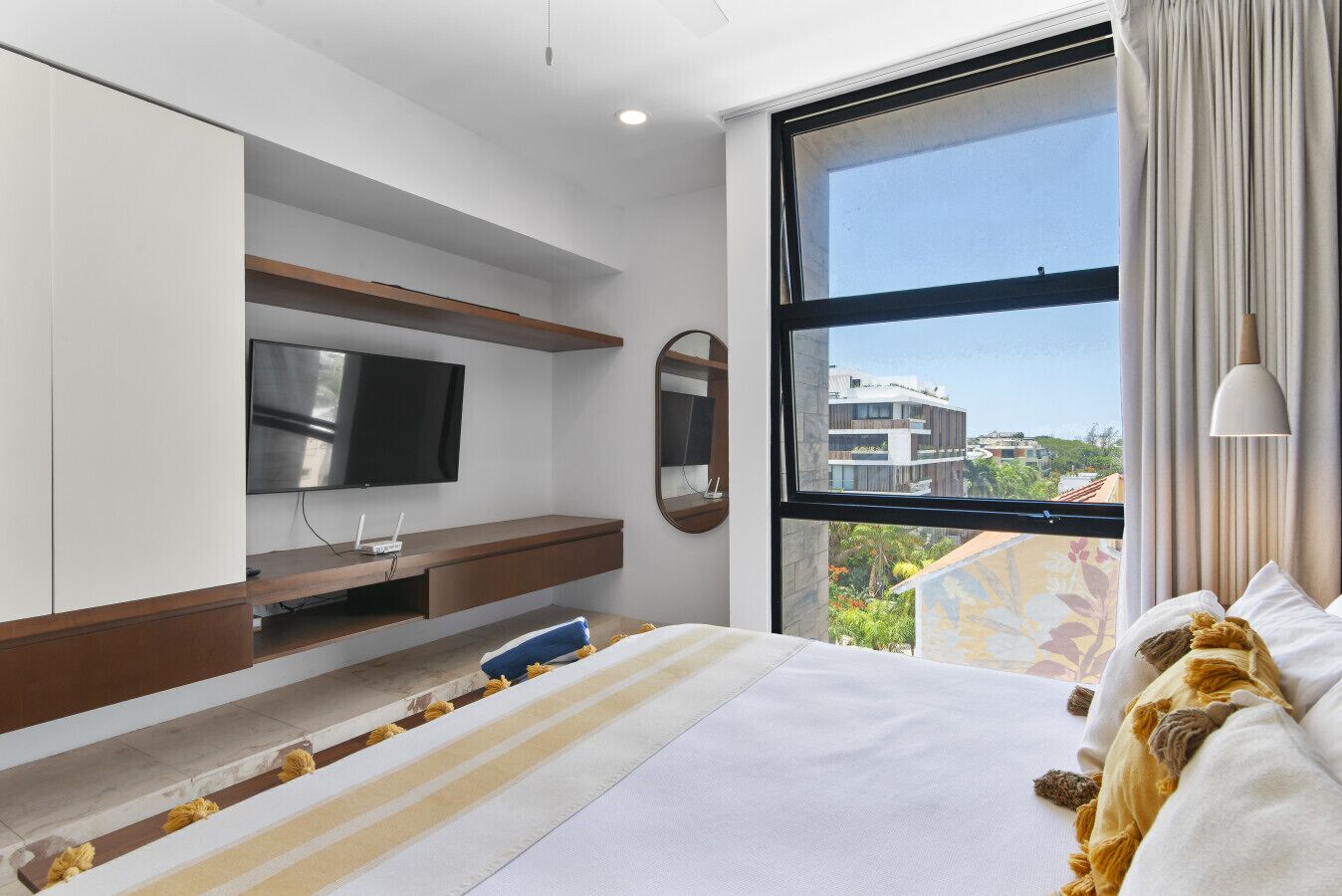 Tabla de planchar con plancha, wifi y ropa de cama 