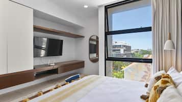 Tabla de planchar con plancha, wifi y ropa de cama