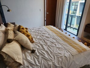 Tabla de planchar con plancha, wifi y ropa de cama 