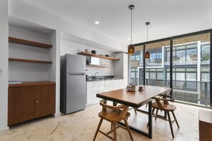 Kühlschrank, Mikrowelle, Wasserkocher mit Kaffee-/Teezubehör