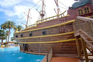 Marina - ADA condo close to Disney, Universal & OCCC! Pools, game room & firework shows (Orlando)