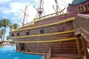 Marina - Close to Disney, Universal & OCCC! Pools, game room & balcony for firework shows (Orlando)