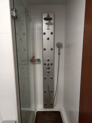 Deluxe Double Room | Bathroom | Hair dryer, towels - Casa das Capelas (Vilamarín)