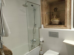 Deluxe-Doppelzimmer | Badezimmer | Haartrockner, Handtücher