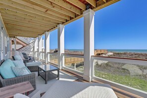 Terrace/patio - Turtle’s Trove Oceanfront House in North Topsail Beach - 5 beds, 5.5 baths (North Topsail Beach)