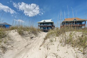 Exterior - Turtle’s Trove Oceanfront House in North Topsail Beach - 5 beds, 5.5 baths (North Topsail Beach)