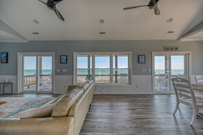 Smart TV, fireplace, ping pong, books - Turtle’s Trove Oceanfront House in North Topsail Beach - 5 beds, 5.5 baths (North Topsail Beach)