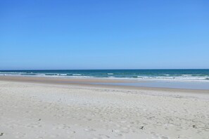 On the beach - Turtle’s Trove Oceanfront House in North Topsail Beach - 5 beds, 5.5 baths (North Topsail Beach)