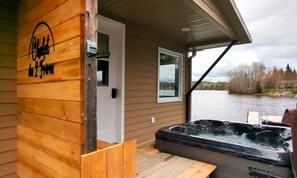 Outdoor spa tub - Chalet des 2 Frères - In Disraeli (Disraeli)