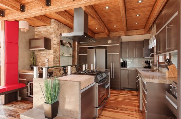 Refrigerador, microondas, horno y parrilla de estufa