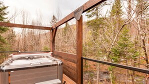 A wooden deck with a hot tub and steps leading to a viewing area. - Le Morgan - In Stoneham (Stoneham-et-Tewkesbury)