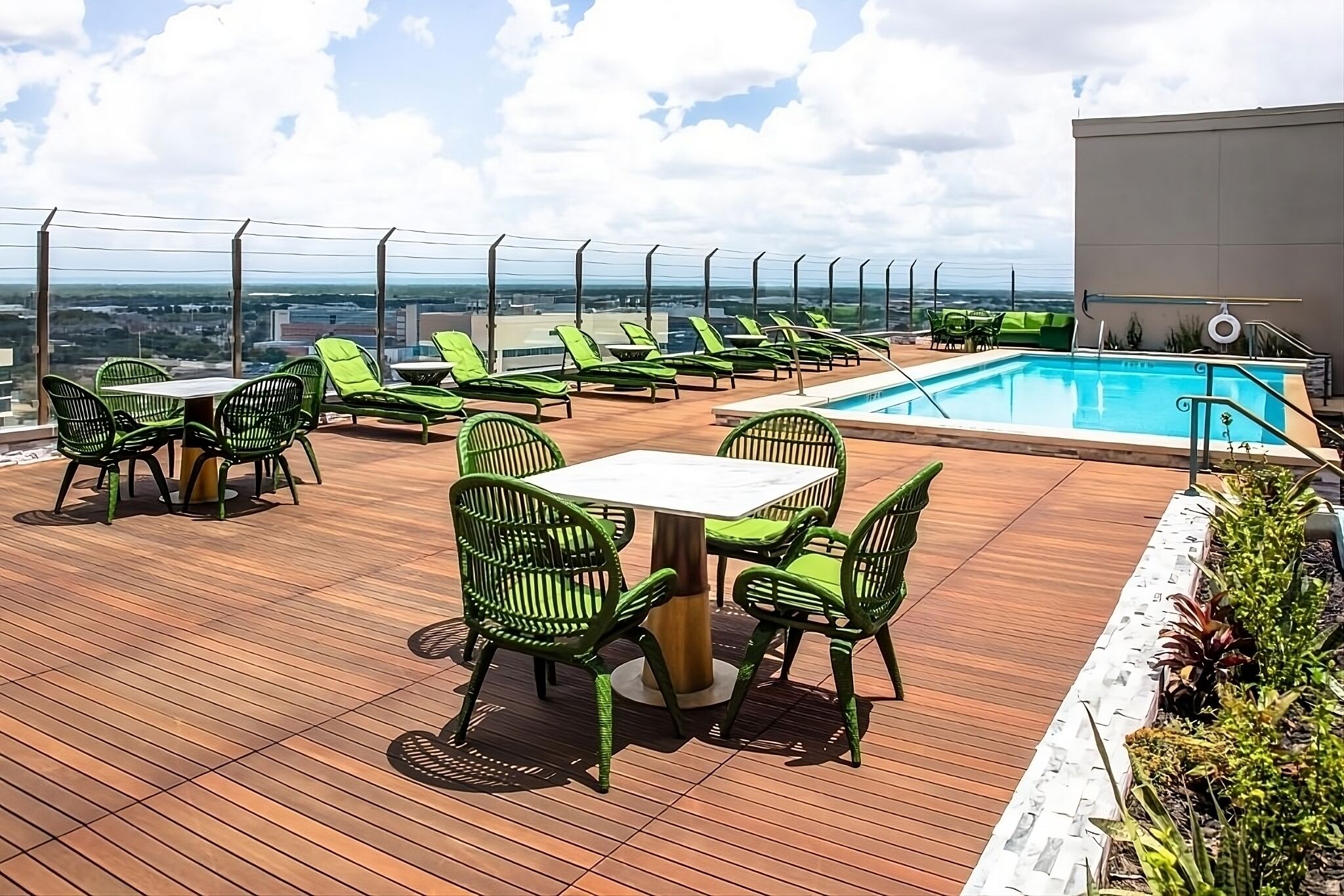 Vacation is Calling! 2 Posh Units, Pet-Friendly, Outdoor Pool, Near Hermann Park