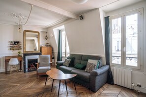 Fernseher, Kamin, Arbeitsbereiche