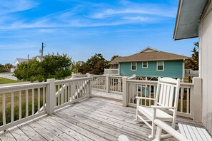 Terrace/patio - Beach home with huge lawn, open deck, covered patio & grill (Edisto Beach)