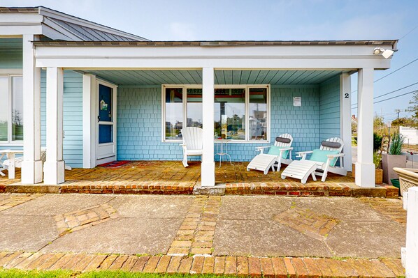 Terrace/patio - Seaside condo with patio, beach access, loft, board games, gas grill, & firepit (Chatham)