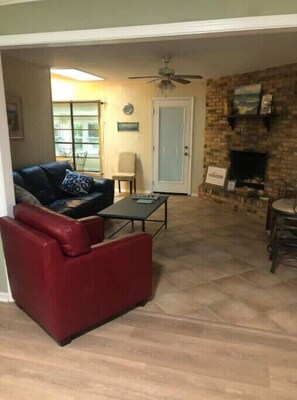 Living area - Beautiful house in a safe and quiet neighbourhood (Pensacola)