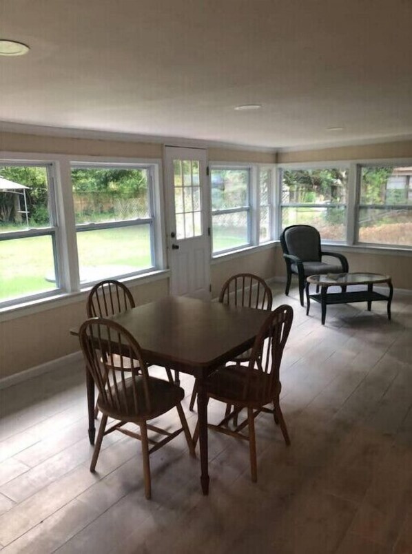 Dining - Beautiful house in a safe and quiet neighbourhood (Pensacola)