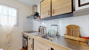 Réfrigérateur, four à micro-ondes, un four, surface de cuisson