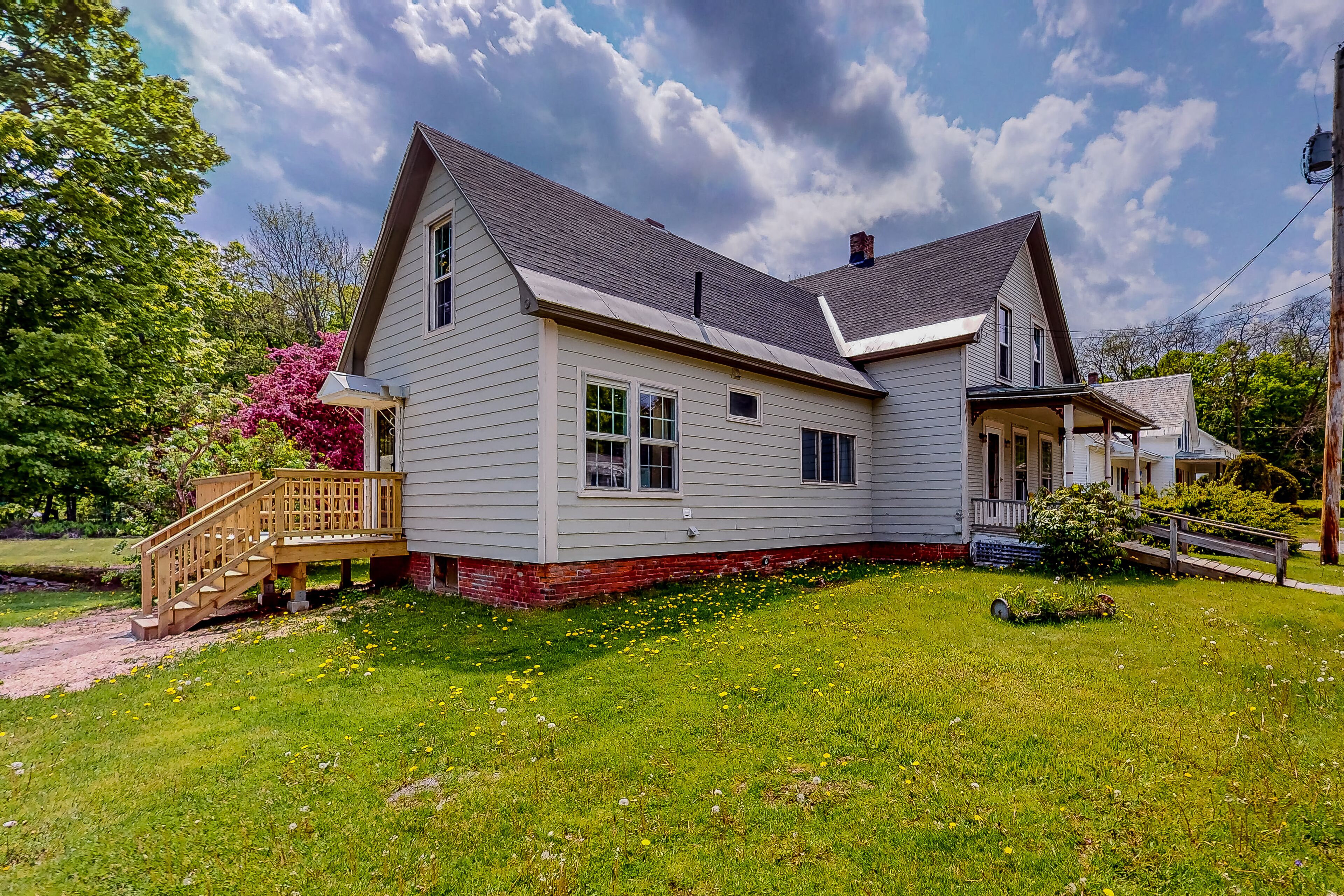 Remodeled downtown home with private hot tub, grill, deck - dogs OK