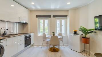 Geladeira, micro-ondas, fogão, cooktop