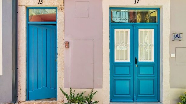 Two blue doors with numbers 15 and 17, a small plant, and a sign with the letters "AL" on the wall. - Bonneville Setúbal II (Setúbal)
