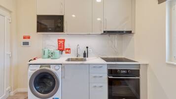 Geladeira, micro-ondas, fogão, cooktop