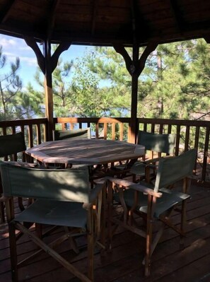 Outdoor dining - Tiny Off-Grid Cozy Cabin #3 on Secluded Lake (Greater Sudbury)