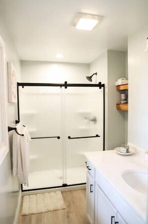 Shower, shampoo