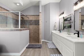 Dusj, hårføner, håndklær og såpe