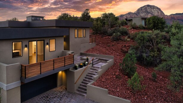 A modern two-story house with a balcony, a staircase, and a view of the surrounding landscape. - Sedona Sky View (Sedona)