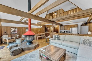 Smart TV, fireplace, stereo - Stunning Ellicottville Hilltop Ski Chalet (Ellicottville)