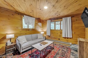 Smart TV, fireplace, stereo - Stunning Ellicottville Hilltop Ski Chalet (Ellicottville)