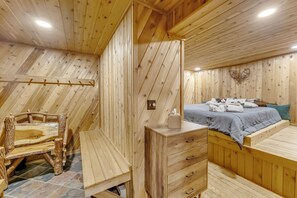 5 bedrooms, desk, iron/ironing board, free WiFi - Stunning Ellicottville Hilltop Ski Chalet (Ellicottville)