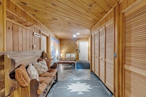 Interior - Stunning Ellicottville Hilltop Ski Chalet (Ellicottville)