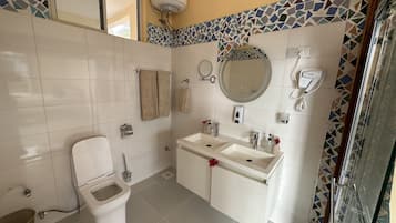Cabezal de ducha tipo lluvia, secador de pelo, batas, pantuflas