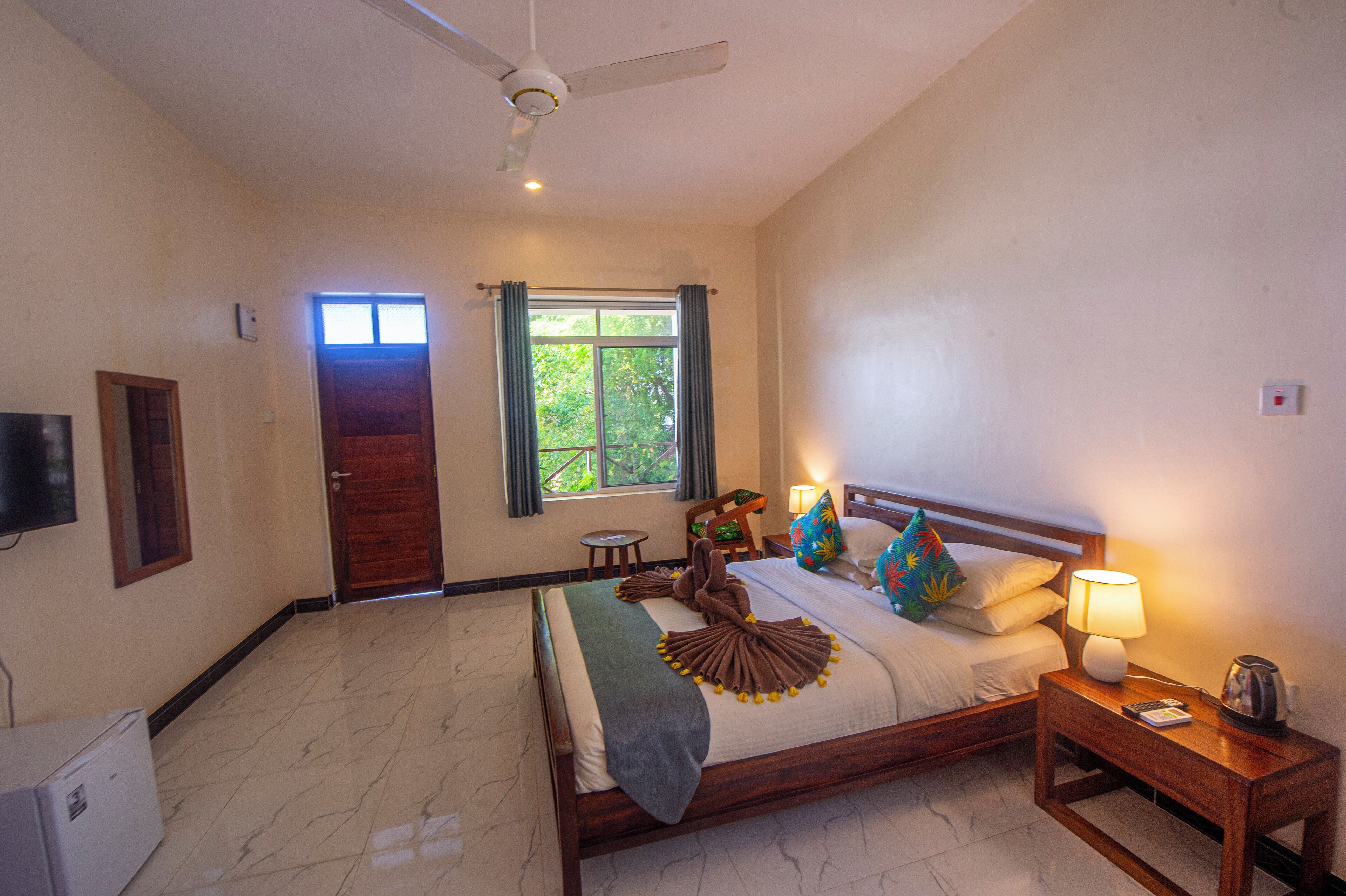 Dobbelt- eller tomannsrom – familie | Safe på rommet, individuelt innredet og skrivebord