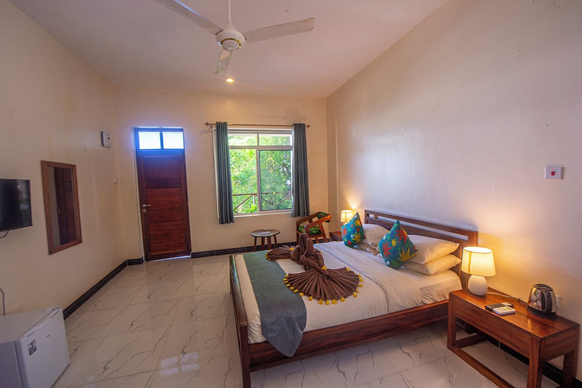 Dobbelt- eller tomannsrom – familie | Safe på rommet, individuelt innredet og skrivebord