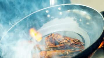 Een waterkoker, een kinderstoel