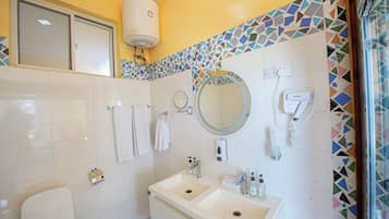 Regendusche, Haartrockner, Bademäntel, Hausschuhe