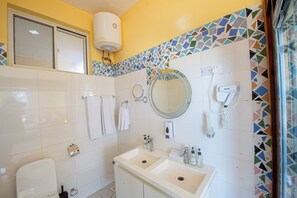 Regndusjhode, hårføner, badekåper og tøfler